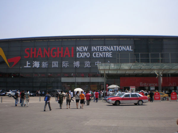 Shanghai new international expo centre. Шанхайский Международный выставочный центр. Выставочный центр Шанхай. Шанхайский новый Международный выставочный центр Pudong. Шанхайский Международный выставочный центр вид сверху.